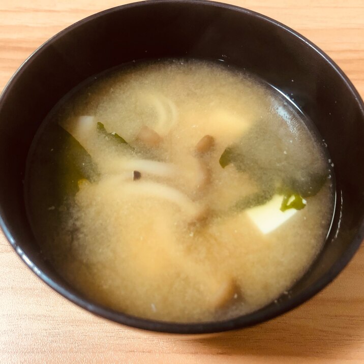 豆腐としめじの味噌汁